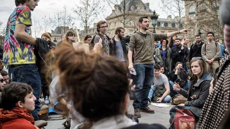 Uno de los debates en la parisina plaza de la República. // Efe