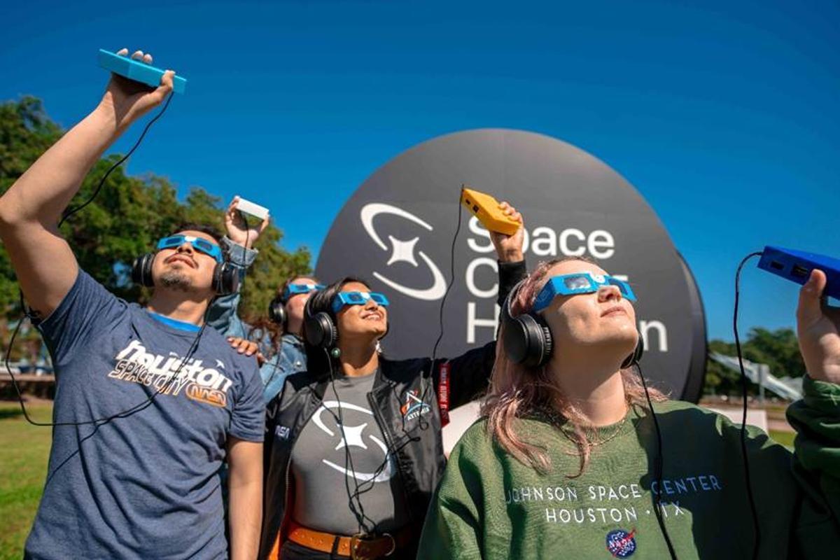 Un grupo de personas utiliza los dispositivos LightSound durante un eclipse en Estados Unidos.