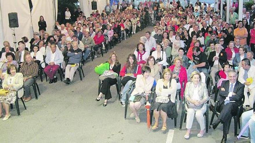 El público asistente en la carpa de la calle Luis Navia Osorio de Pola de Siero.