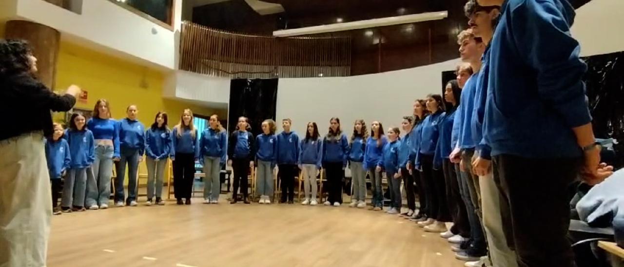 El coro "Voces Blancas del Nalón" hace sonar el Bélgica "Santa Bárbara Bendita"