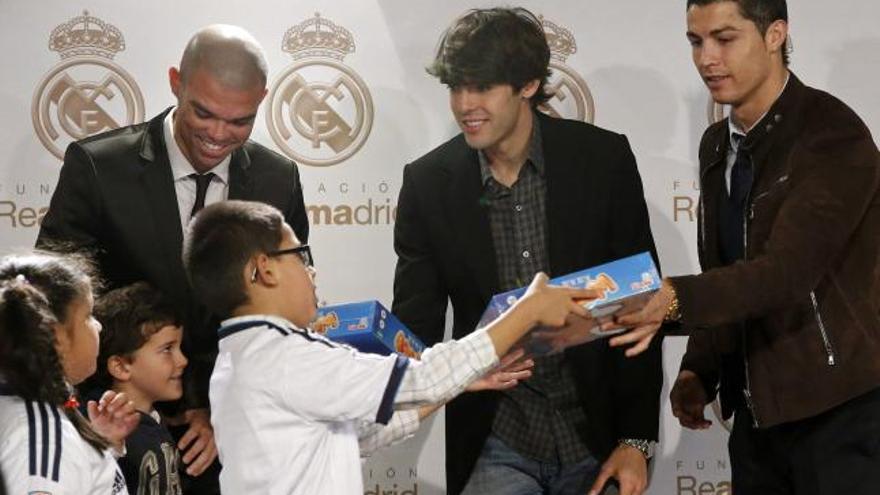 Pepe, Kaká y Cristiano Ronaldo entregan juguetes a los niños.