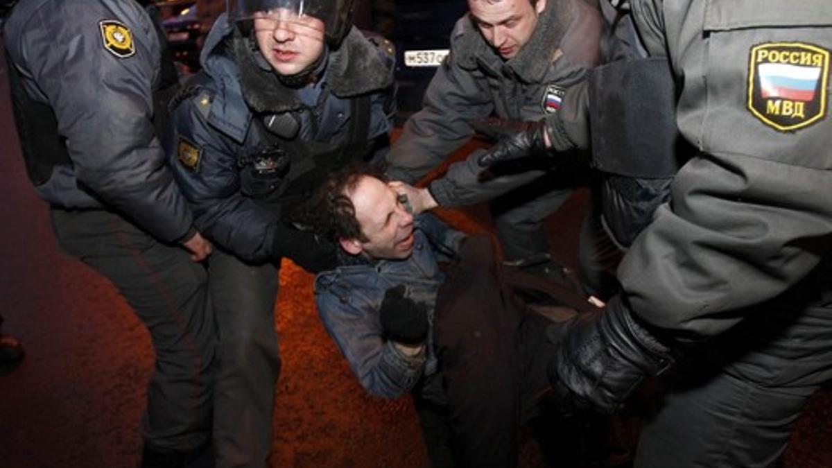 La policía detiene a un participante en las protestas contra las irregularidades en las elecciones presidenciales.