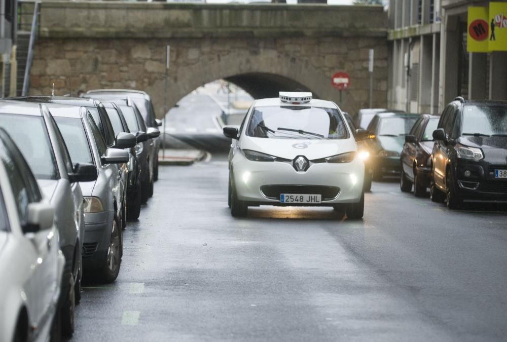 Un vehículo vigila la zona verde de la ORA