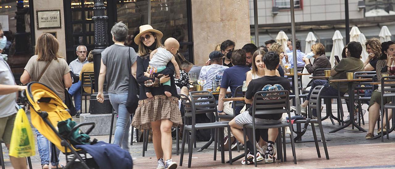 Una terraza hostelera de la plaza Porlier, ayer por la tarde, llena de gente. | Miki López