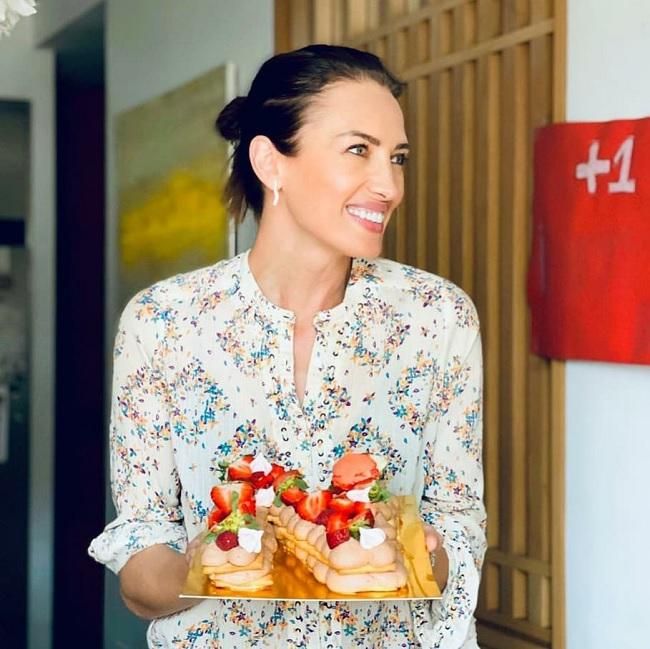 La modelo y presentadora Nieves Álvarez celebra su cumpleaños con una tarta durante la cuarentena por coronavirus