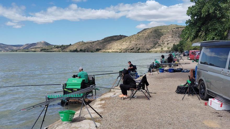 Pescadores en la orilla del pantano de Mequinenza, este fin de semana.