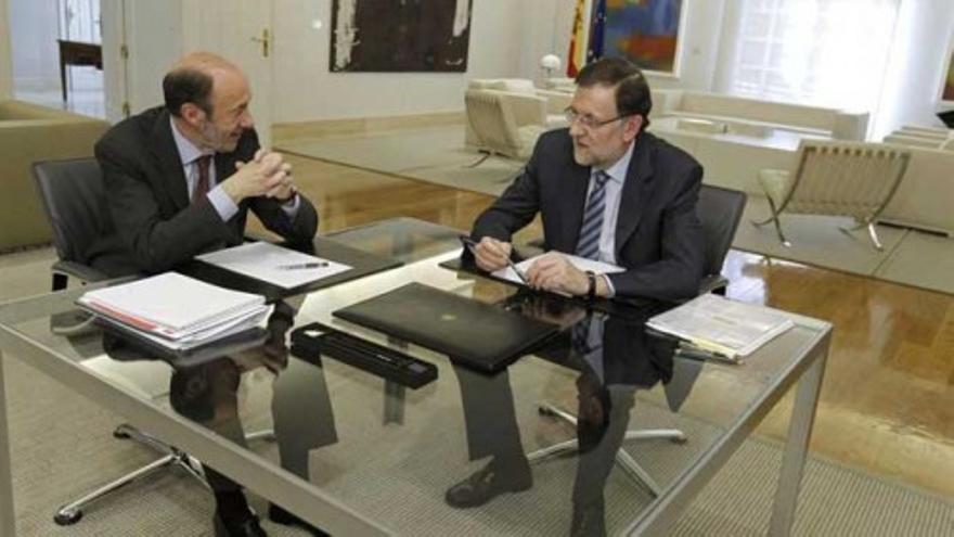 Rajoy y Rubalcaba escenifican su pacto en Moncloa