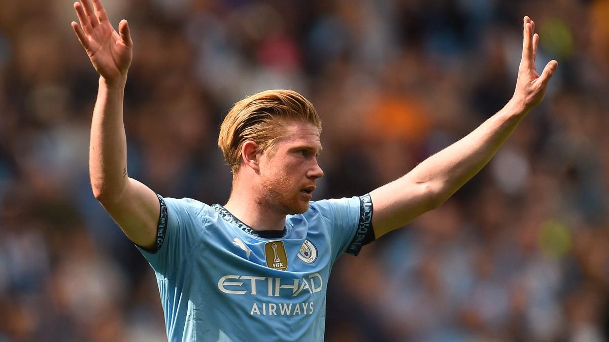Kevin de Bruyne saluda a los aficionados del Etihad tras ser sustituido en el partido del City contra el Crystal Palace.