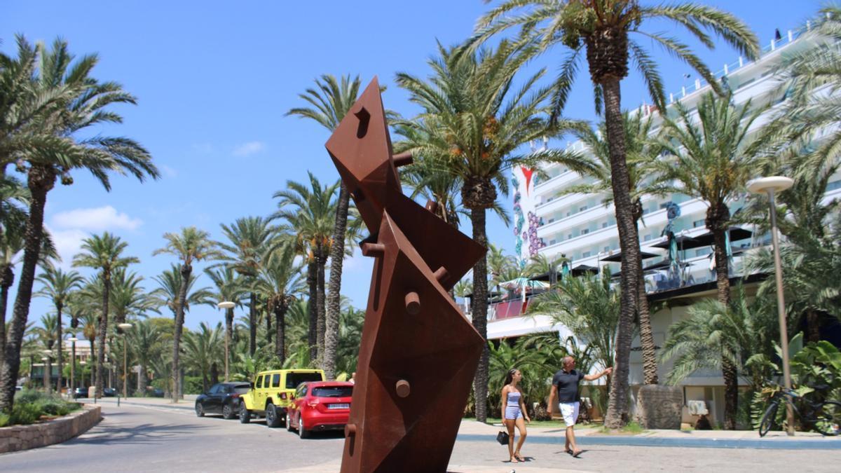 La escultura pública Abstracción de Cactus de Marco	Zurita en la entrada de BLESS Ibiza - The Site
