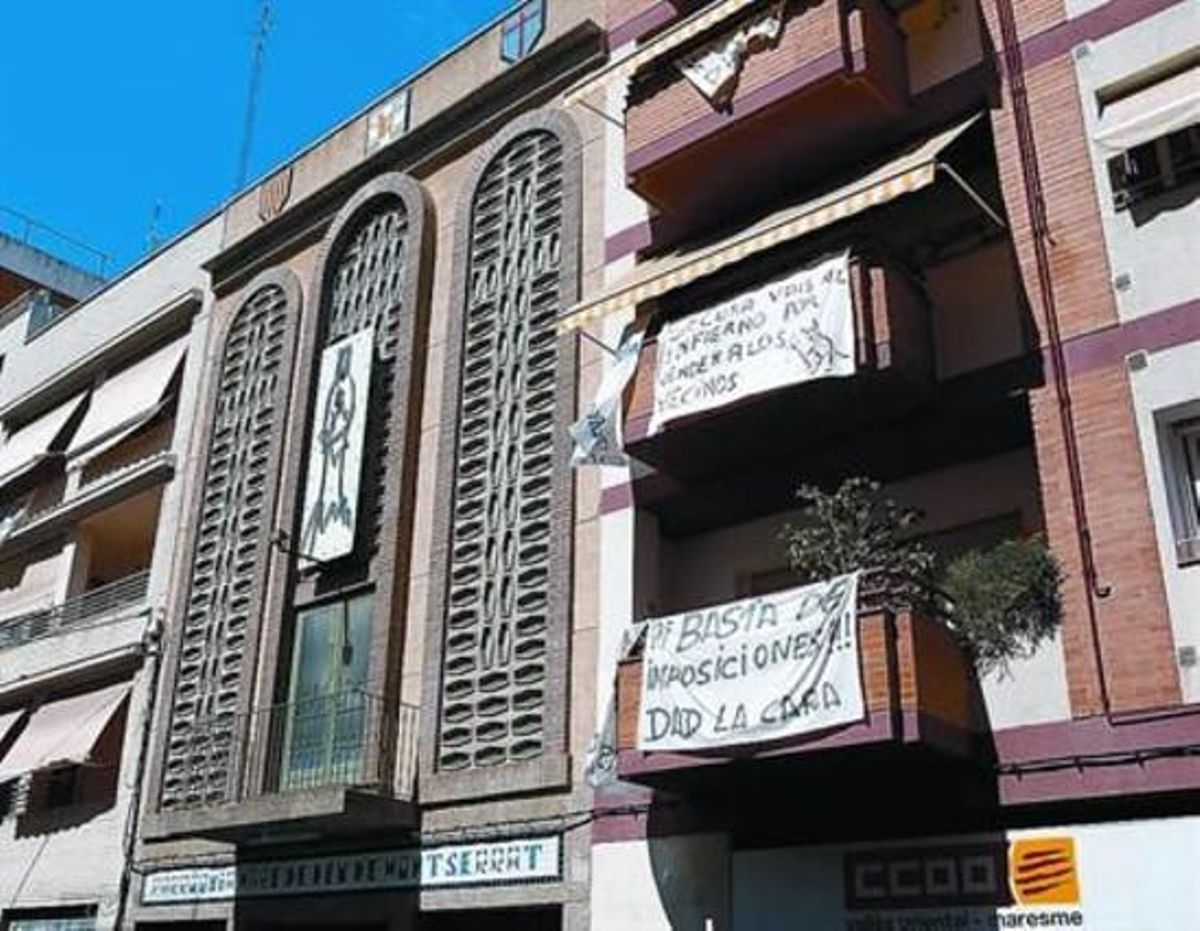 La parròquia on s’ubicarà el nou centre al costat d’un edifici amb pancartes de protesta, ahir. La parròquia on s’ubicarà el nou centre al costat d’un edifici amb pancartes de protesta, ahir.