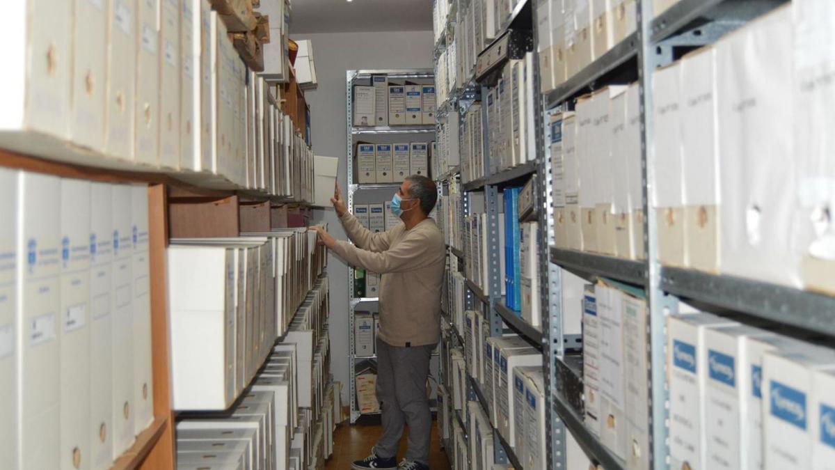 El técnico de Cultura del Ayuntamiento, en el archivo municipal.