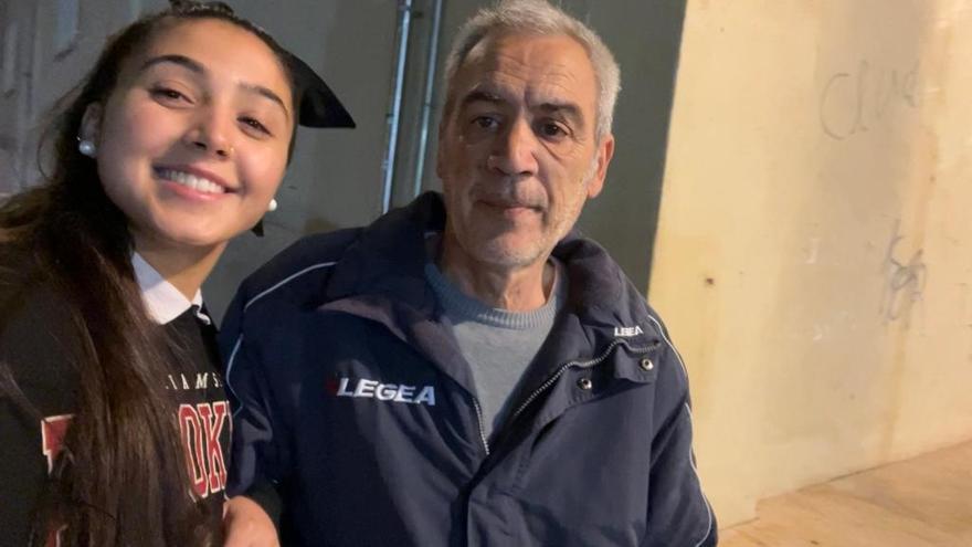 La cantante Shakira Martínez con su abuelo Juan Mariano Martínez Cortés, desaparecido desde el lunes en Elda.