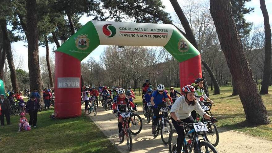 Más de130 participantes en la ruta ciclista de Plasencia a favor de Feafes