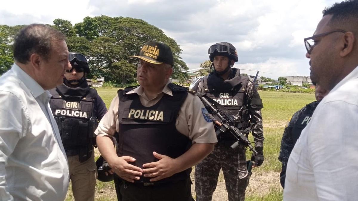 El ministro del Interior de Ecuador, Juan Zapata, con la Policía en Esmeraldas.
