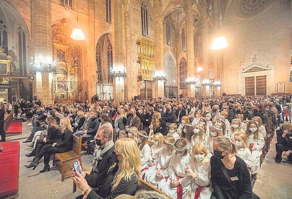 Santa Lucía enciende la Seu