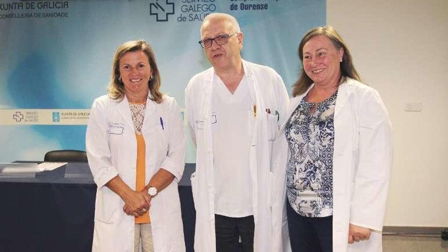 Doval con Eloína Núñez (dcha.) e Isabel Gómez, médico. // Iñaki Osorio