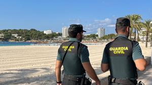 Agentes de la Guardia Civil de Calvià, durante una patrulla en la playa.
