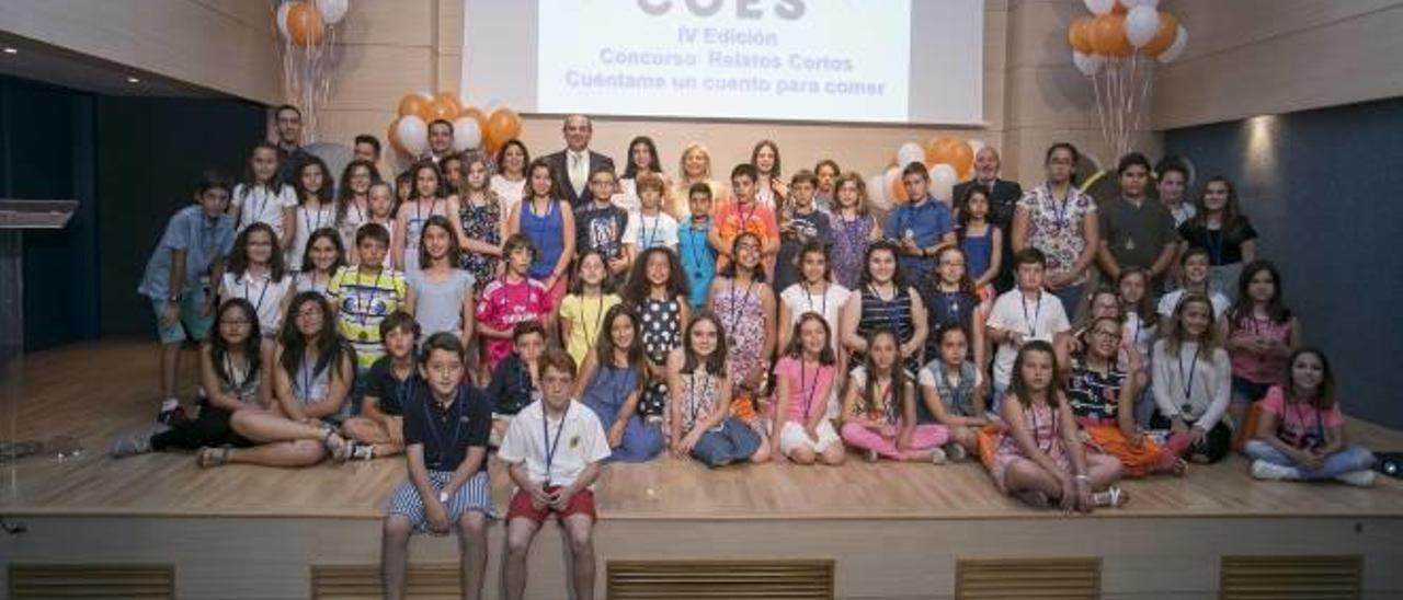 Foto de familia de los asistentes, entre participantes, representantes de Coes y otros invitados.