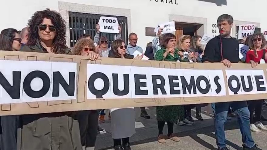 Trabajadores del Concello de Cambre protestan antes del pleno