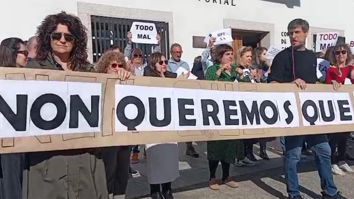 Trabajadores del Concello de Cambre protestan antes del pleno