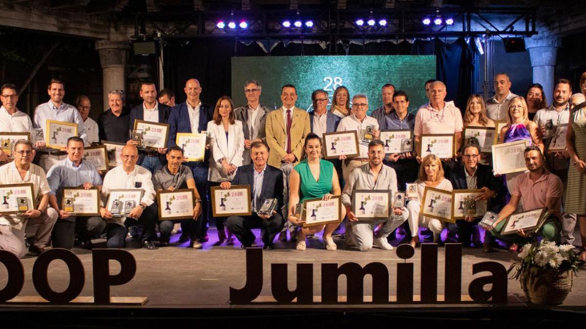 Foto de los premiados en el 28 certamen de calidad de vinos DOP Jumilla, esta semana. | L.O.