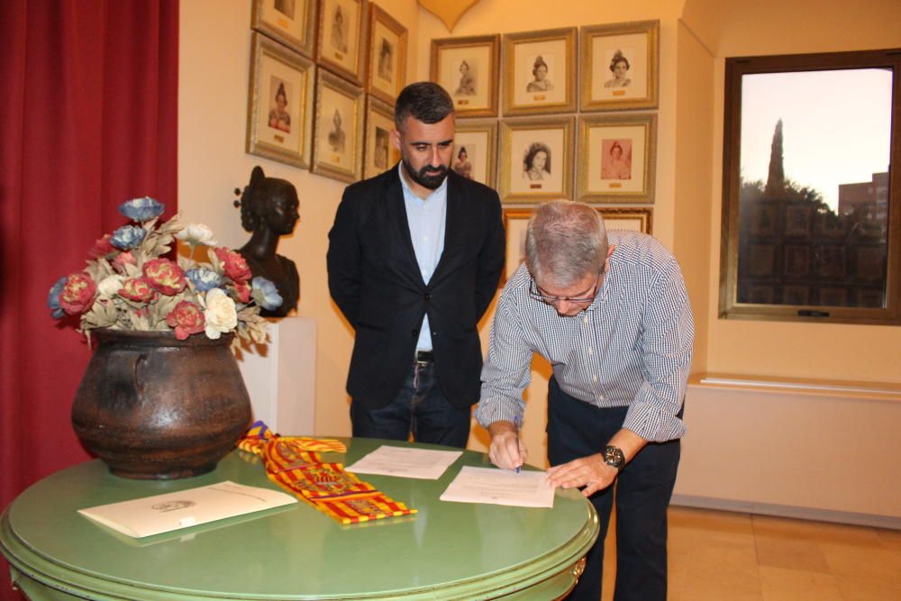 Entrega de las bandas de la fallera mayor y dama de València de 1934