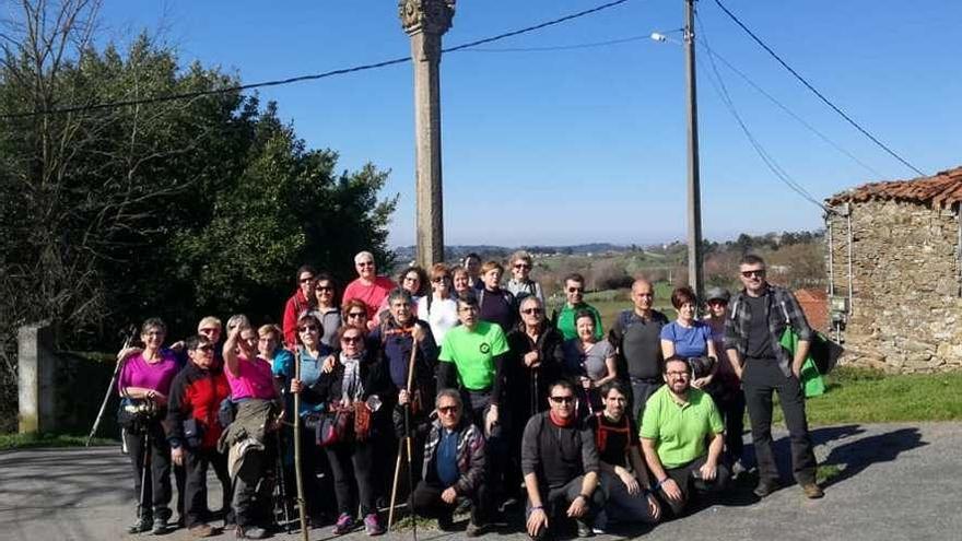 Participantes en una de las caminatas en las que colaboraron voluntarios de Roteiros de Lalín.