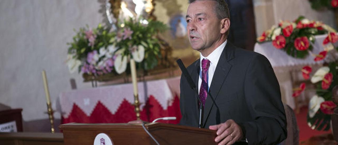 El expresidente del Gobierno canario Paulino Rivero, durante la lectura del pregón, anoche.