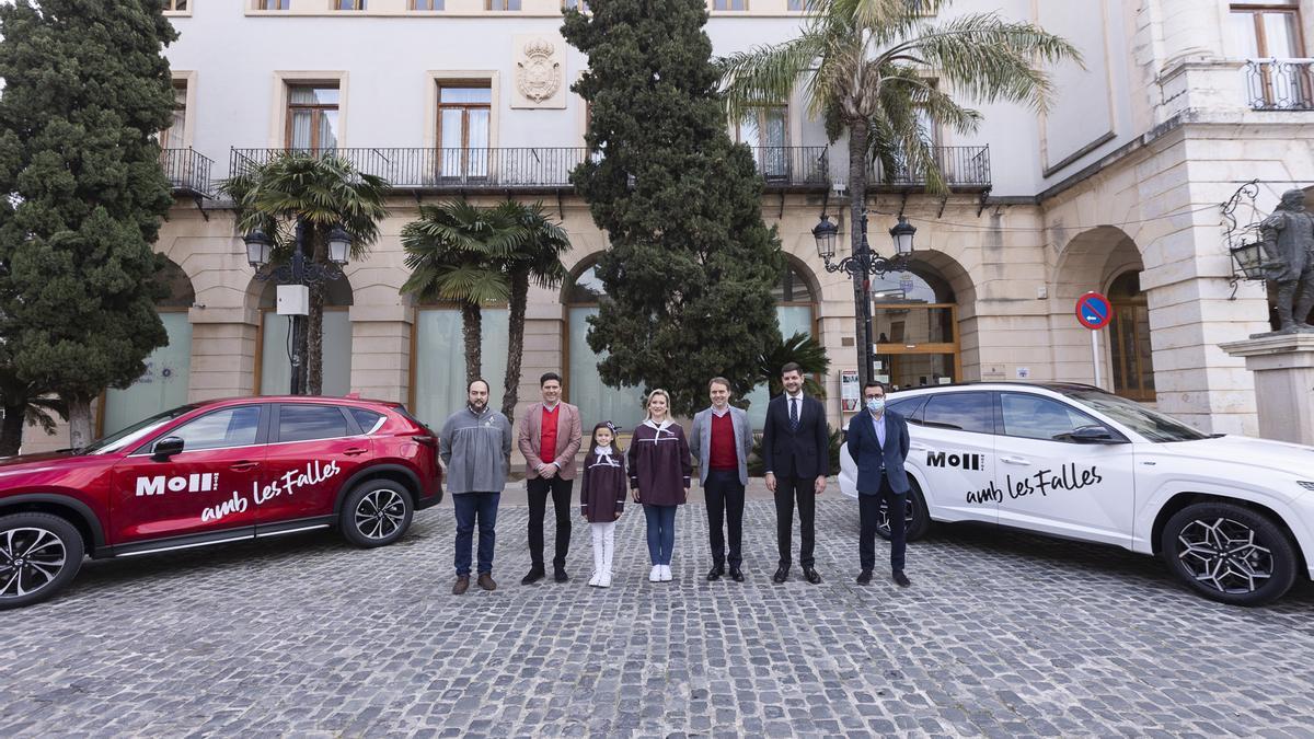 Las Falleras Mayores, junto al alcalde Prieto, el concejal de Falles, Nacho Arnau, y los representantes de Moll