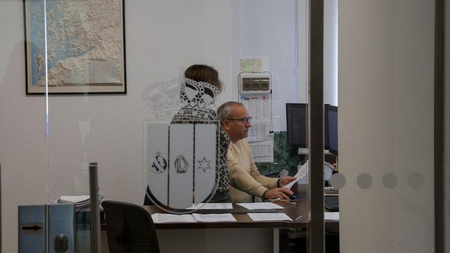 Un funcionario del Concello de Meis, en el día de ayer. | Iñaki Abella
