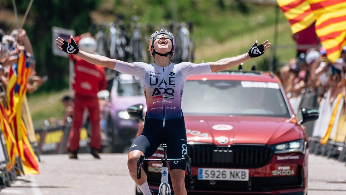 Paula Blasi celebra la victòria sobre la línia de meta de la Molina