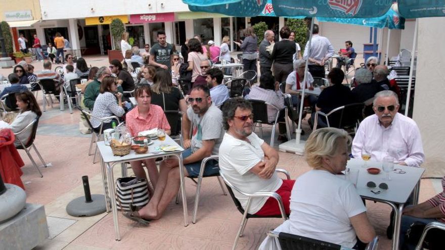 La plaza Bohemia de La Manga se llenó ayer de turistas a la hora del aperitivo.