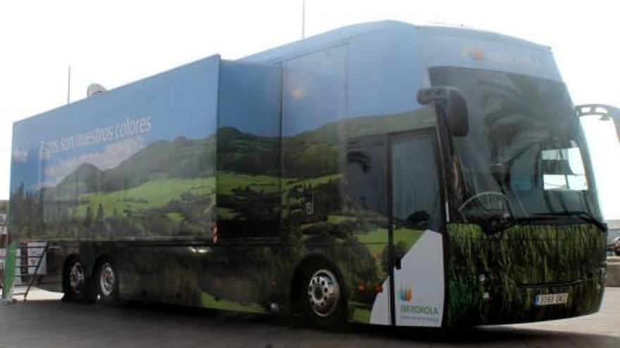 Iberdrola trae a la playa de Gandia  su autobús medioambiental