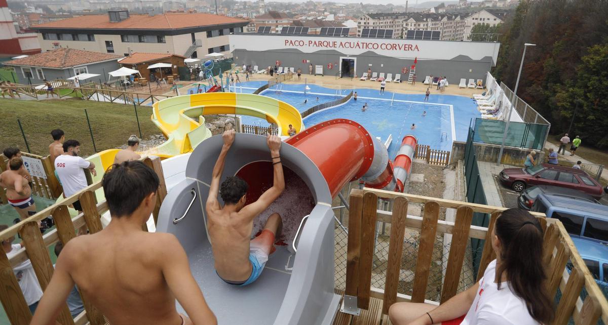 Jóvenes y niños en el PACO el año de su inauguración.