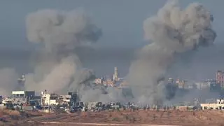 Un crucero israelí frente a las ruinas de Gaza