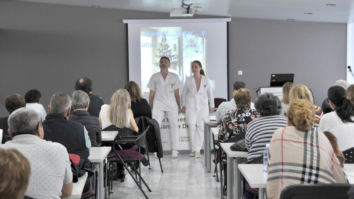Daniel López, al fondo, junto con la psicóloga Carmen Batista, durante un taller en el Aula de Pacientes del Negrín.