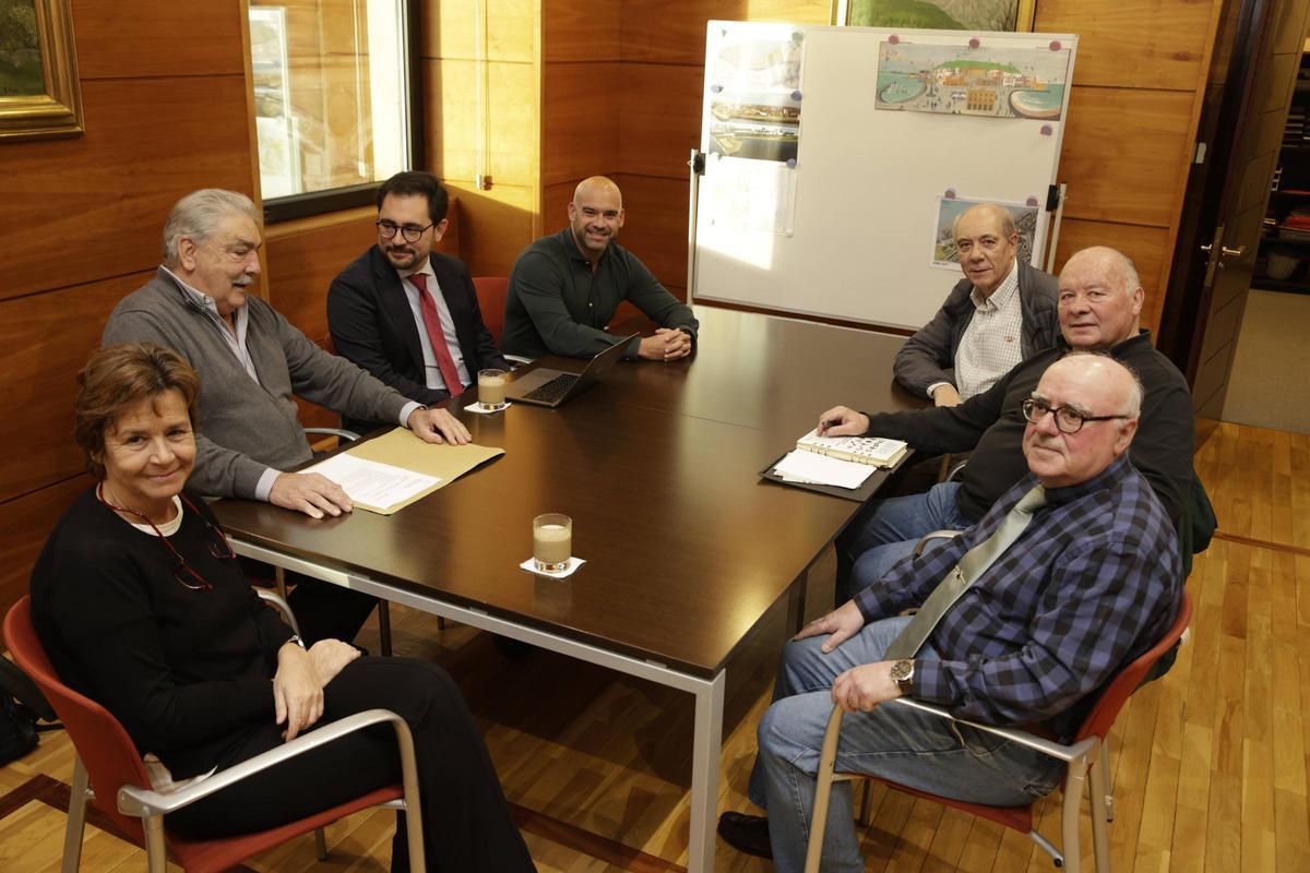 Por la izquierda, Carmen Moriyón, Manuel Nevares, Jaime Fernández-Paíno, Jesús Martínez Salvador, Jesús Jiménez, Jesús Acebal y Felipe Aller Celemín, ayer, en el Ayuntamiento.