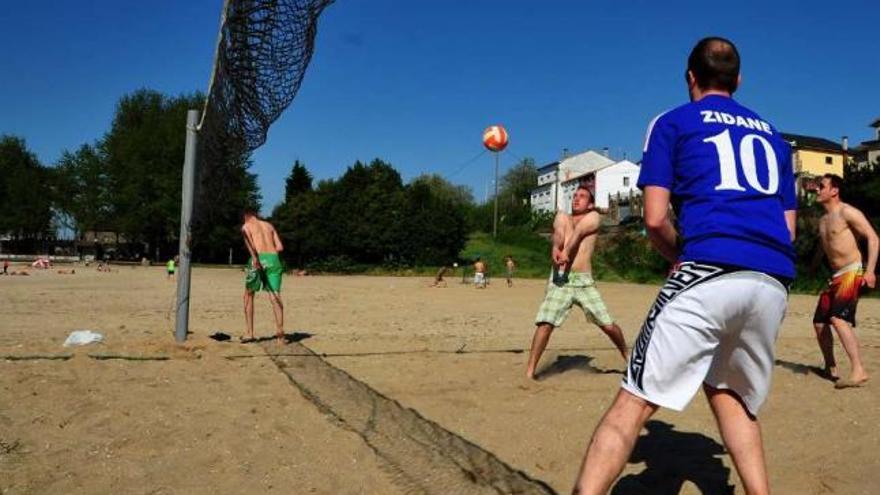 Un grupo de jóvenes disfruta en la playa de O Campanario de una partida de volley.  // Iñaki Abella