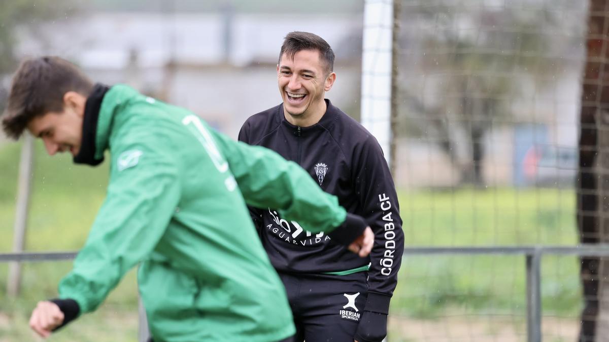 Carracedo sonríe durante una sesión de entrenamiento del Córdoba CF.