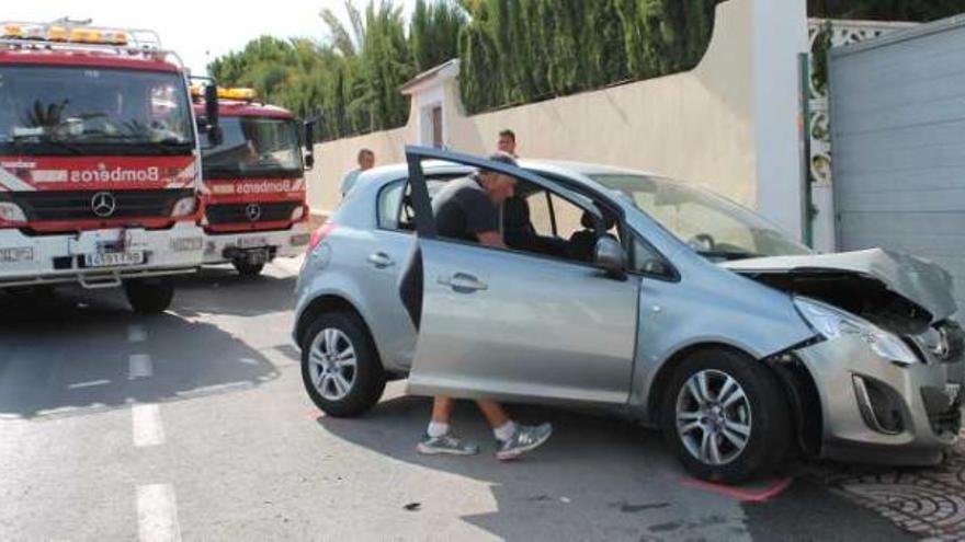 Un vehículo se empotra en un muro tras colisionar con otro en la avenida de Baleares