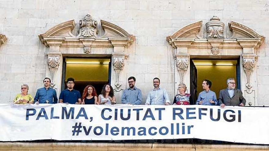 Colocada una pancarta en el balcón de Cort con el lema ´Palma, ciutat refugi´ y ´Volem acollir´.