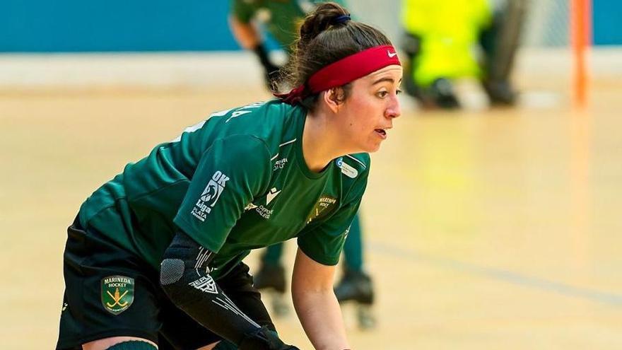 Cony Urbina conduce la bola en un partido.