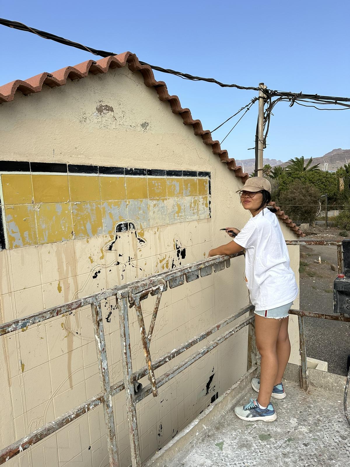 Recuperación del primer cartel de mosaico de nitratos de Chile en Agüimes