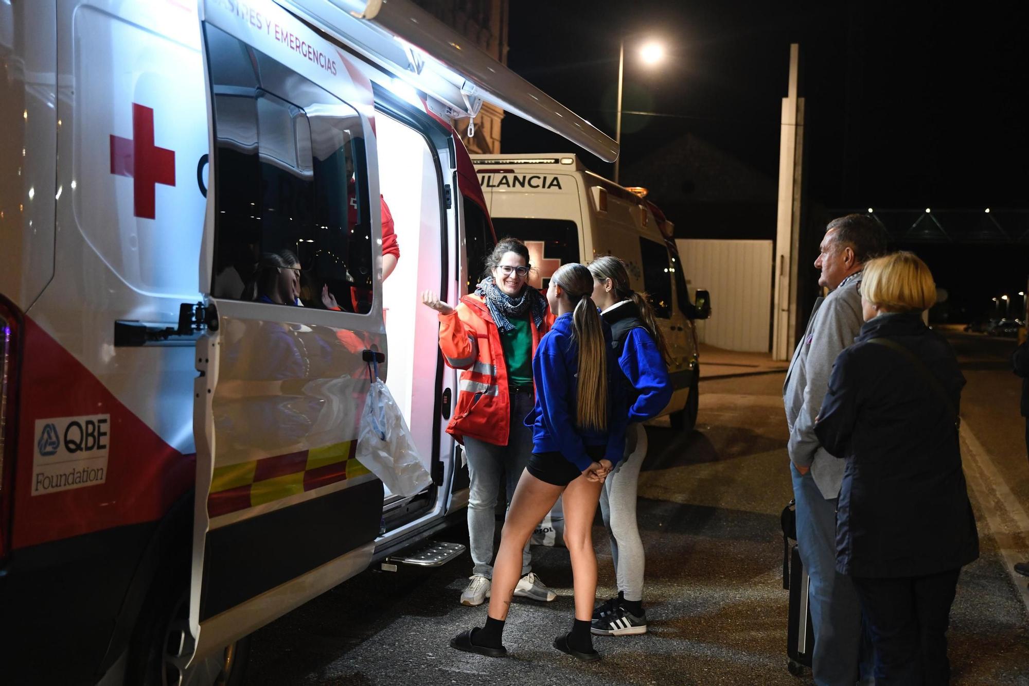 GALERÍA | Cruz Roja atiende a los pasajeros de tren "atrapados" en Zamora
