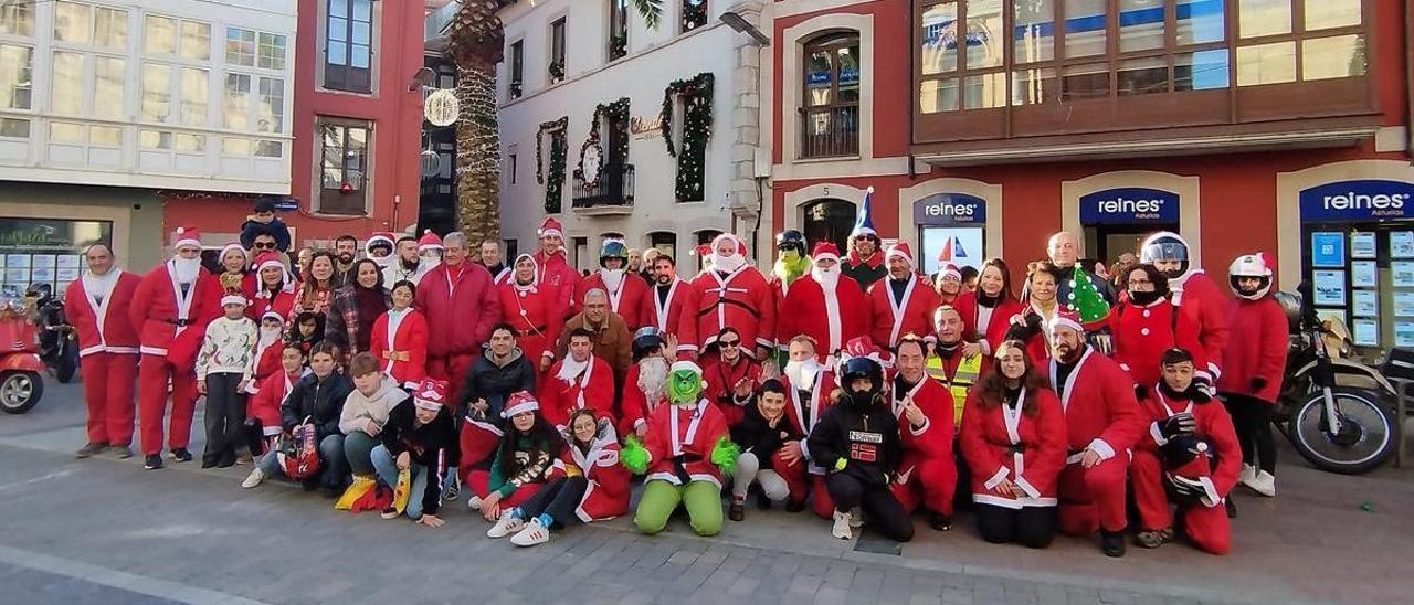 Algunos de los participantes en la &quot;Papanoelada motera&quot; de Llanes.