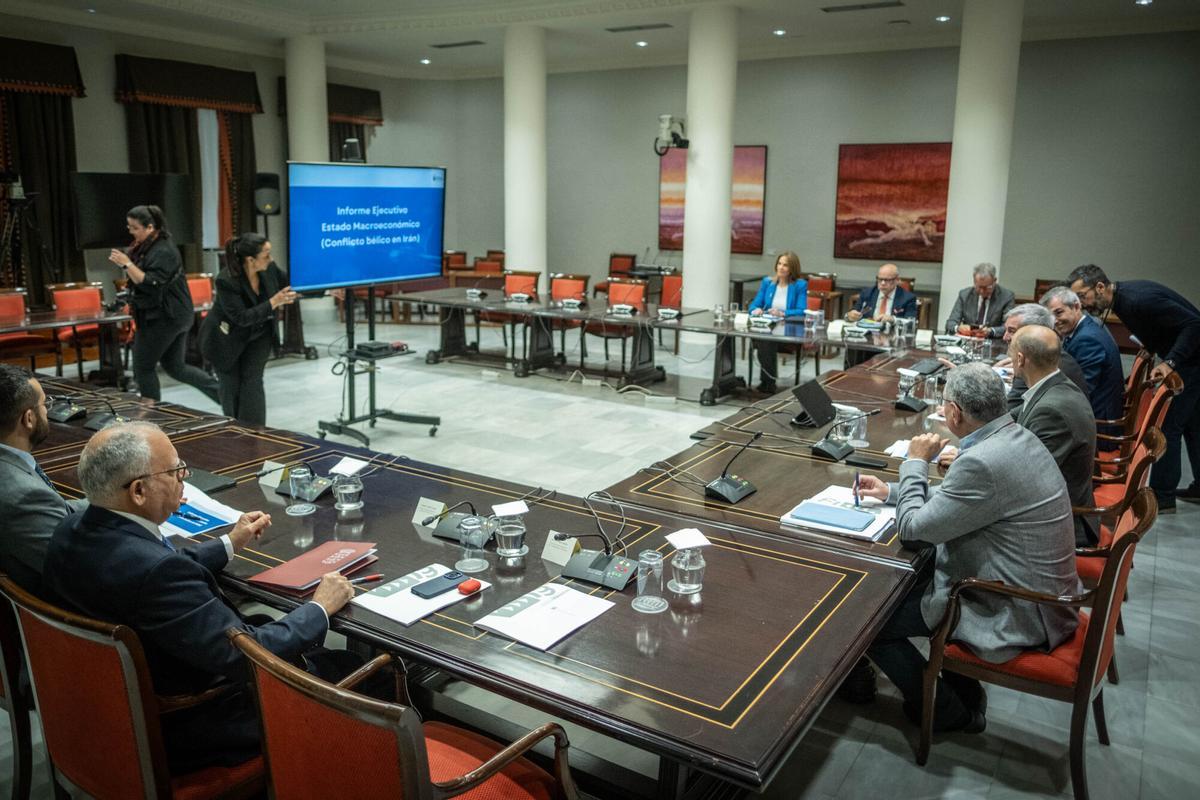El presidente de Canarias, Fernando Clavijo Batlle, se reúne con los portavoces parlamentarios para valorar las medidas que puede impulsar el Gobierno de Canarias para hacer frente a las consecuencias que la guerra en Oriente Medio está generando en el Archipiélago; así como analizar las acciones aprobadas por el Gobierno de España y su incidencia en las islas
