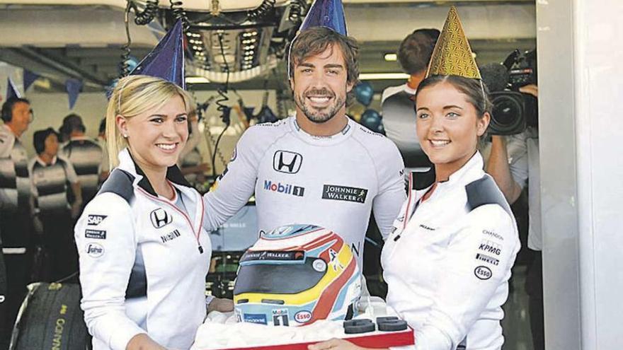 Fernando Alonso, ayer en Hockenheim, con una tarta para celebrar su 35 cumpleaños. // FdV