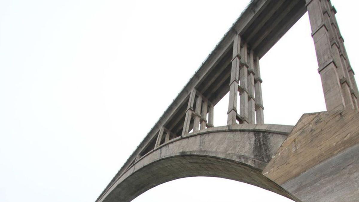 Arco central del viaducto Martín Gil sobre el embalse del Esla.