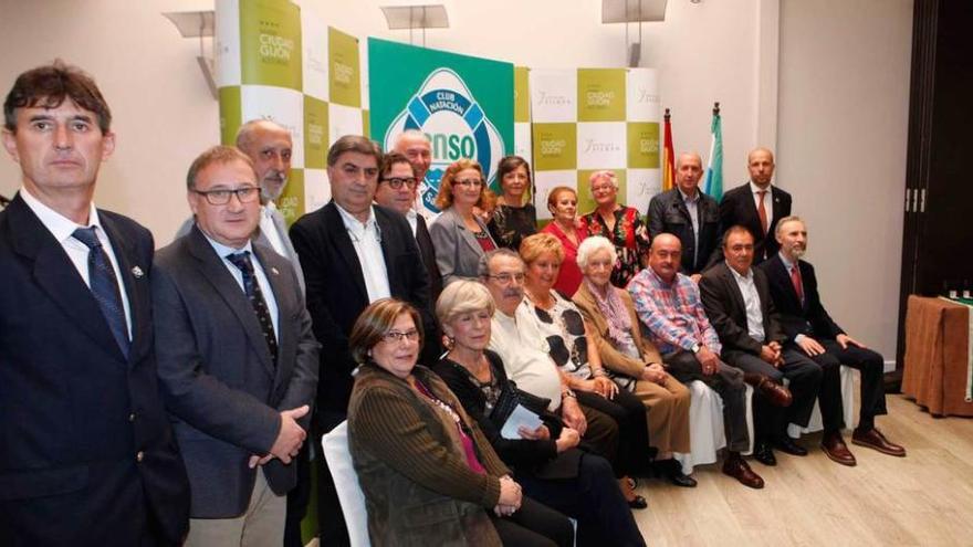 Los directivos y socios del Santa Olaya que recibieron el homenaje posan durante el acto celebrado en el hotel Silken de Gijón.