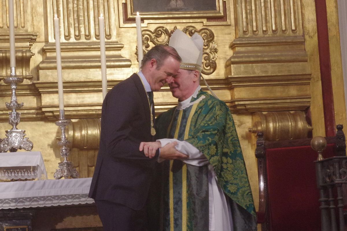 Pablo Atencia recibe la medalla de oro de la Agrupación de Cofradías de Málaga